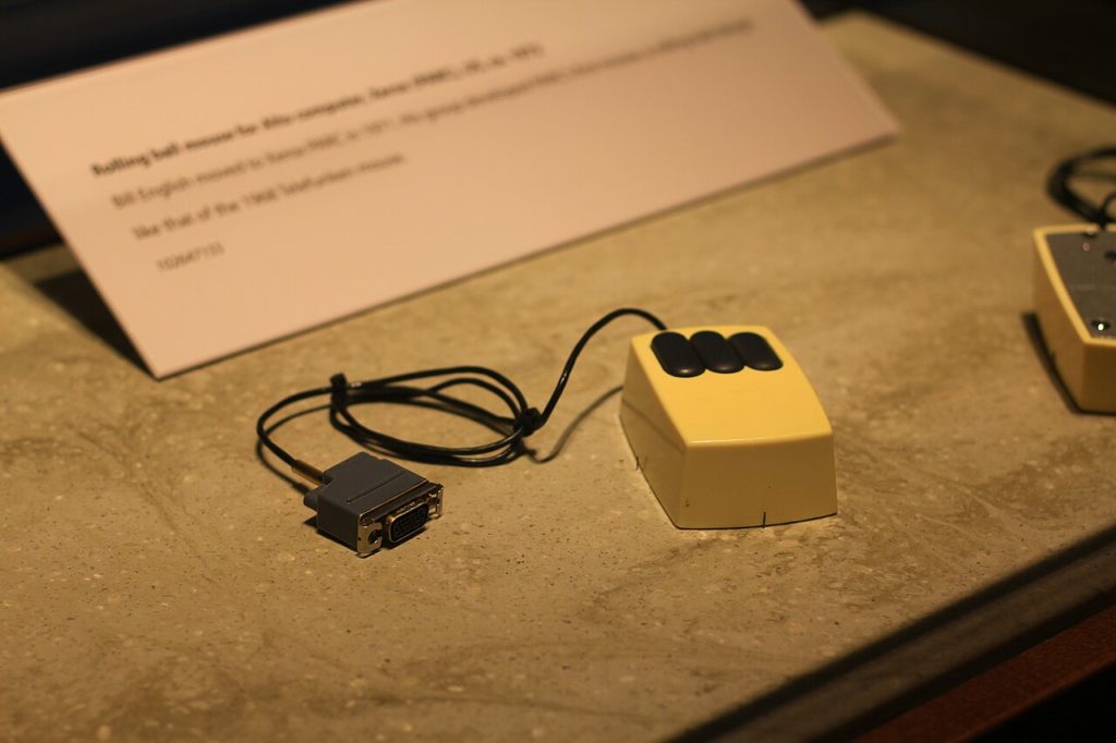 Rstón del Xerox Alto. El primero en usar una bola en lugar de ruedas externas.